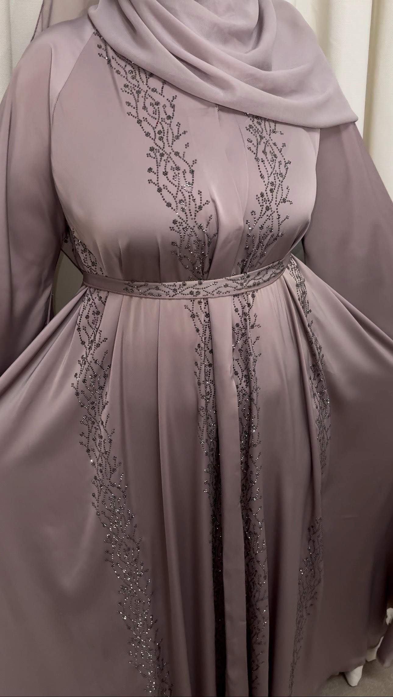 Luxury Crystal Embellished Abaya Set – 2-Piece with Matching Scarf & Belt – Modest Islamic Wear – Elegant Evening Gown