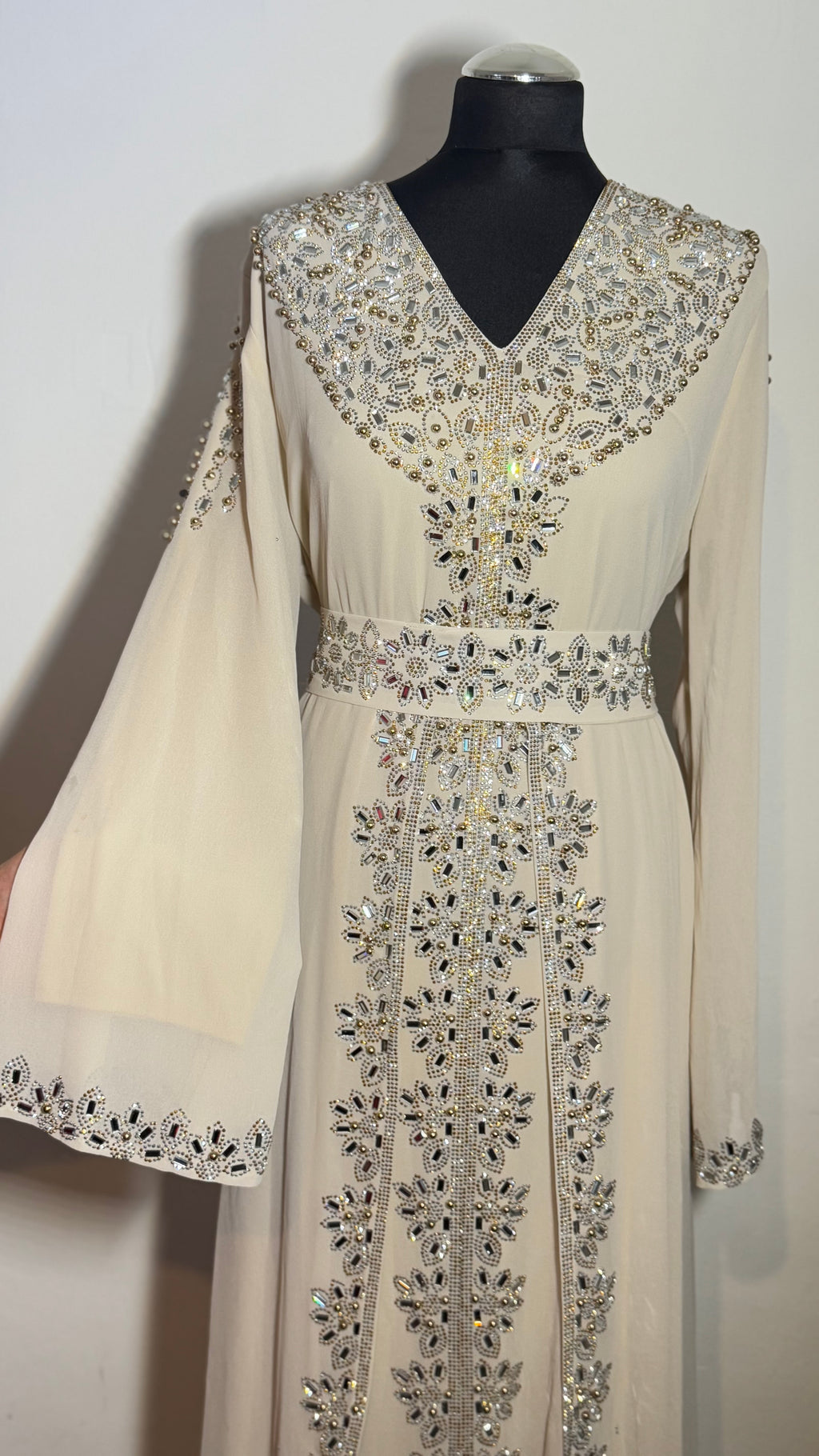 Luxury White Kaftan Dress, Embellished Moroccan Kaftan, Crystal Beaded Maxi Dress, Elegant Modest Evening Wear